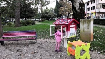 Kućica i klupica bez ptičica