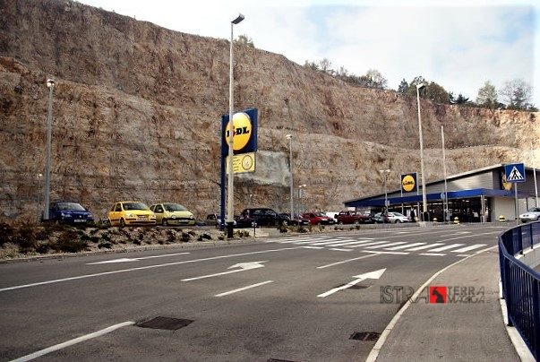 Pazin: Jedna osoba ostala prikliještena u vozilu Pazin: Jedna osoba ostala prikliještena u vozilu