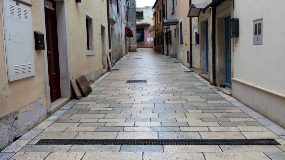 NOVIGRAD prvi put u povijesti dobio ulicu s kamenim popločenjem NOVIGRAD prvi put u povijesti dobio ulicu s kamenim popločenjem