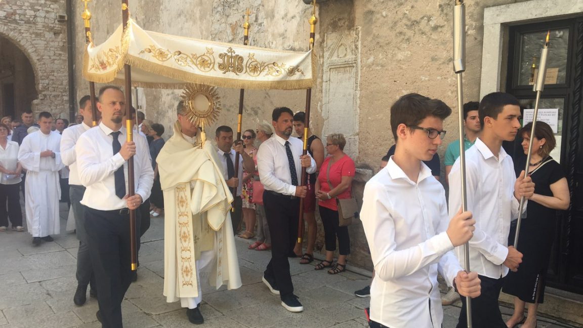 SVEČANA PROSLAVA TIJELOVA U POREČU: Velik broj domaćih i turista na misi i procesiji SVEČANA PROSLAVA TIJELOVA U POREČU: Velik broj domaćih i turista na misi i procesiji