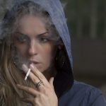 žena cigarete pušačica