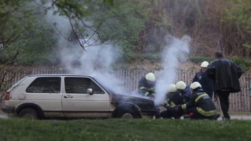 poar auto ilustracija zapaljen policija pixabay