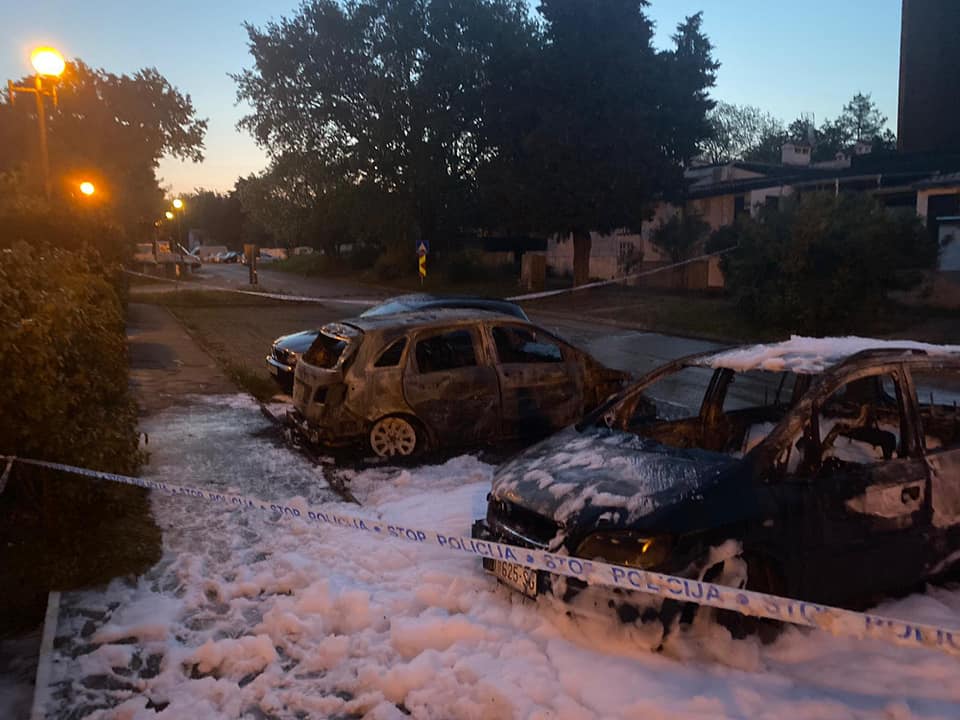 ČULA SE EKSPLOZIJA: Požar u Červar Portu progutao 3 automobila – Tomislav Ljuština: „U glavi nam je sto pitanja i bojimo se za obitelji“