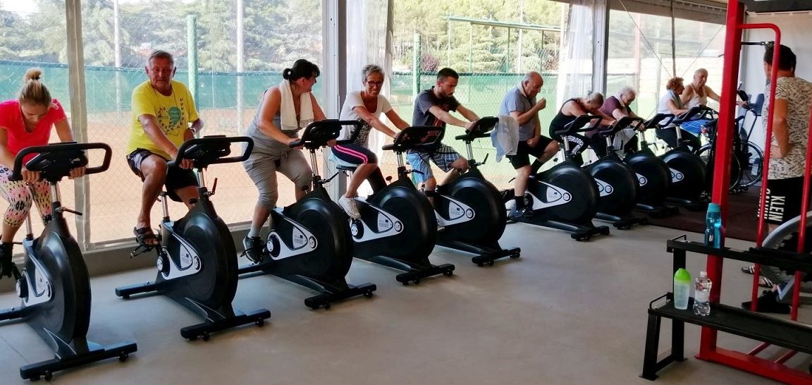 Poreč s pravom nosi naziv "grad sporta" jer ima 6 dvorana, prvu teretanu za osobe s invaliditetom, 130 igrališta... Poreč s pravom nosi naziv "grad sporta" jer ima 6 dvorana, prvu teretanu za osobe s invaliditetom, 130 igrališta...