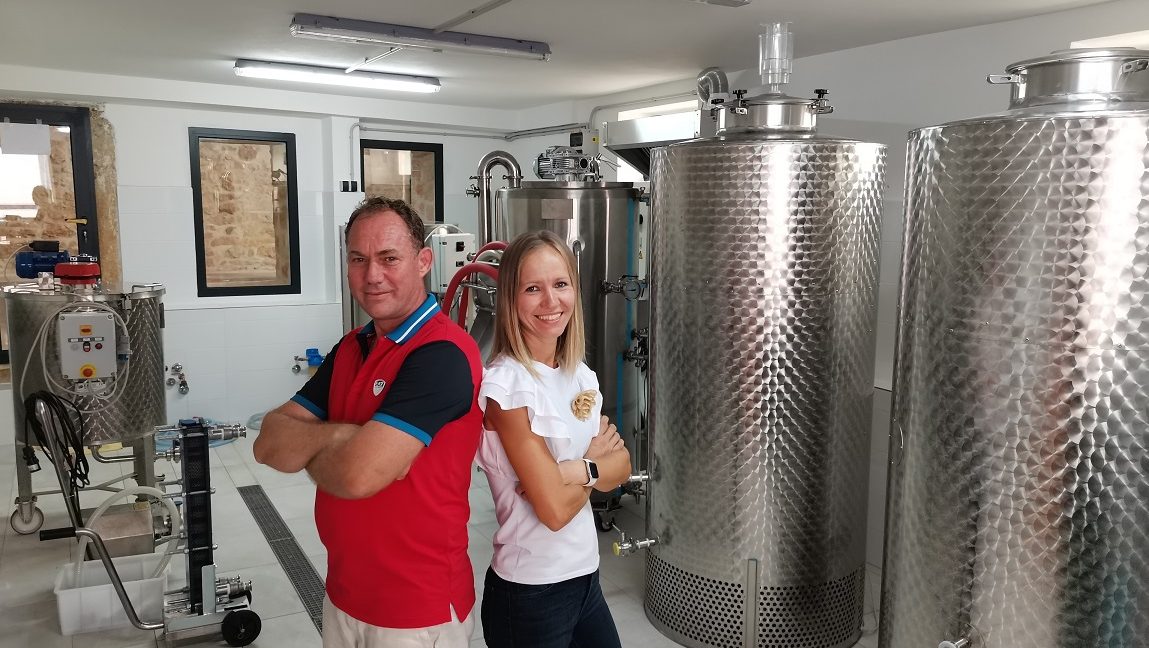 Poduzetnička priča iz KAŠTELIRA: Bračni par Tina i Gabriele otvaraju mini craft pivovaru Poduzetnička priča iz KAŠTELIRA: Bračni par Tina i Gabriele otvaraju mini craft pivovaru