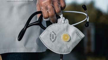 korona covid unsplash ilustracija doktor maska