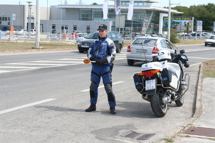 mup policija policajac motor