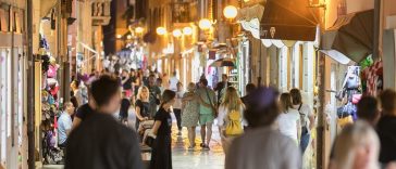 poreč decumanus turisti foto tz poreč