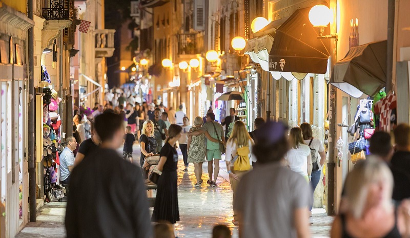 poreč decumanus turisti foto tz poreč
