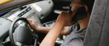 mobitel u vožnji vozač