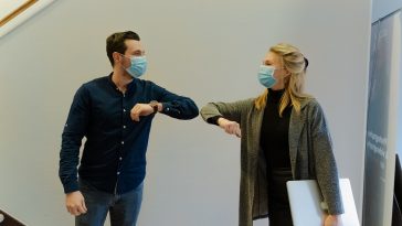 korona covid pozdrav laktom ilustracija maske