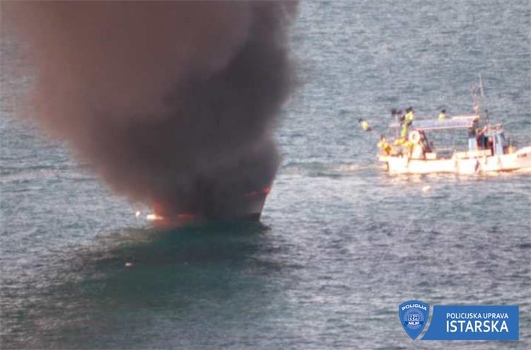 policaci pomorski savudrija požar ribarica