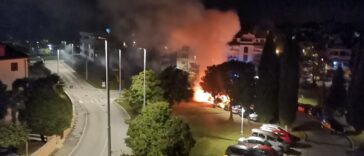 Požar zahvatio tri vozila na parkingu u Creskoj ulici - Foto Tanja Kocijančić 3-11-2021