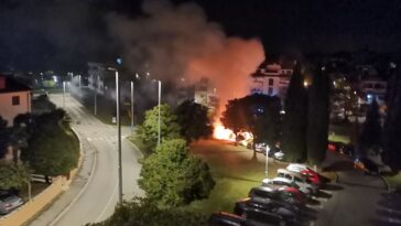 Požar zahvatio tri vozila na parkingu u Creskoj ulici - Foto Tanja Kocijančić 3-11-2021