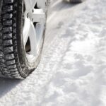 gume snijeg auto zimska oprema ilustracija pixaby