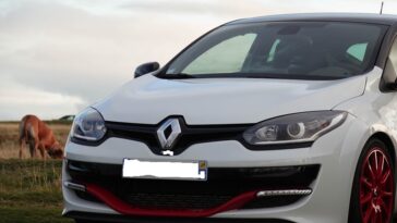 renault megane ilustracija foto unsplash