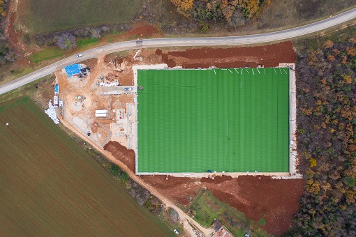 Foto Grad Poreč nogometni kampus žatika postavlja se umjetna trava