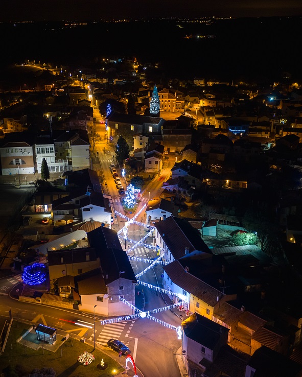 Tar u božićnom ruhu - Foto Robert Marić