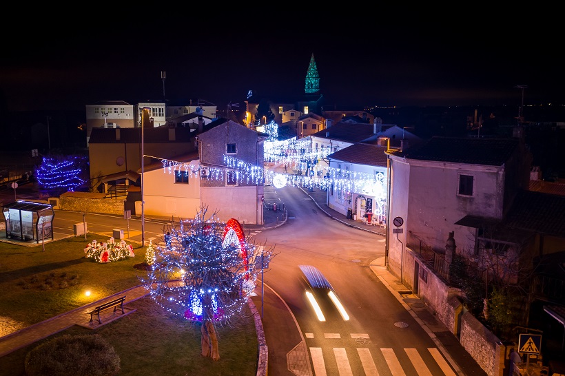 Tar u božićnom ruhu - Foto Robert Marić