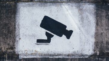 Foto Unsplash/Tobias Tullius - Ilustracija video kamera nadzor policija