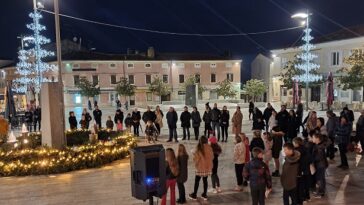 upaljena druga adventska svijeća vijenac trg slobode poreč