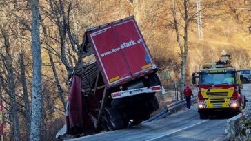 Kamion sletio u provaliju na Učki - Foto Martina Kordić 7-12-2021 prometna nesreća provalija kamion