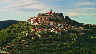 Foto k-e-k-u-l-é za Pixabay - Motovun - Ilustracija