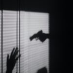 Photo by Maxim Hopman on Unsplash ilustracija nasilje nasilnik pištolj kriminal