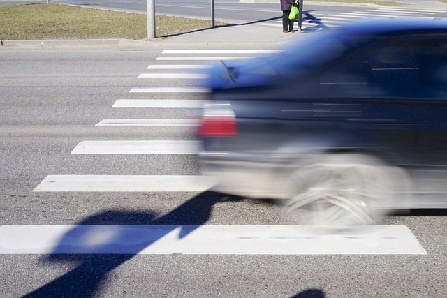 Foto Janitors za Pixabay - Ilustracija pješački prijelaz auto