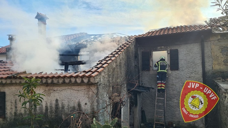 Požar kuće u Antoncima kod Oprtlja - Foto Vatrogasci Umag