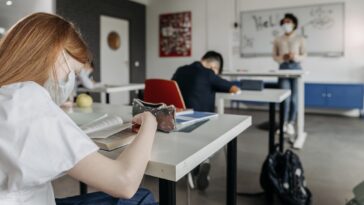 Foto Pavel Danilyuk za Pexels - Ilustracija maske djeca škola učionica učenici