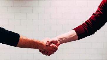 Ilustracija - Foto Chris Liverani za Unsplash ruke posao rukovanje