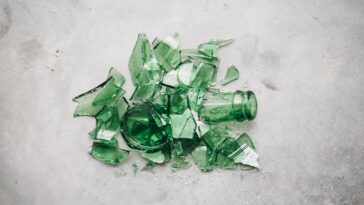 Ilustracija - Foto Unsplash čaša boca staklo razbijeno