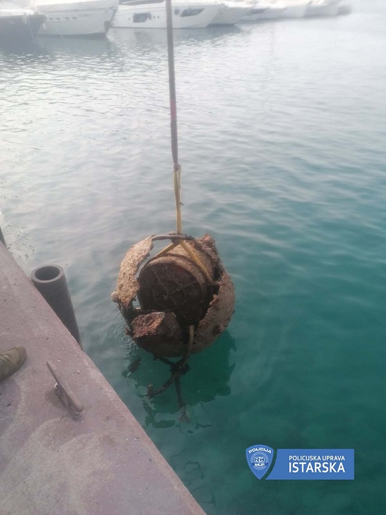 Foto PU istarska - zaostala mina iz rata izvađena iz vrsarskog mora