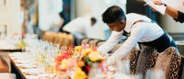 Ilustracija - Foto Chuttersnap za Unsplash strani radnik oonobar hotel restoran
