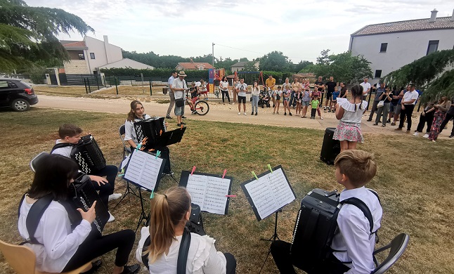 Foto Tanja Kocijančić - Publika na otvaranju novog dječjeg parka u Rogovićima