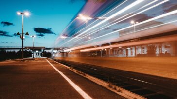 Ilustracija - Foto Unsplash - Tom Grunbauer vlak kolodvor