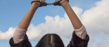 Ilustracija - Foto Pixabay.com žena lisice policija