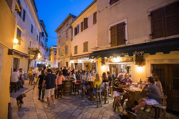 stari grad bakus gužva turisti Porečka riva - Foto Manuel Paljuh/TZ Poreč