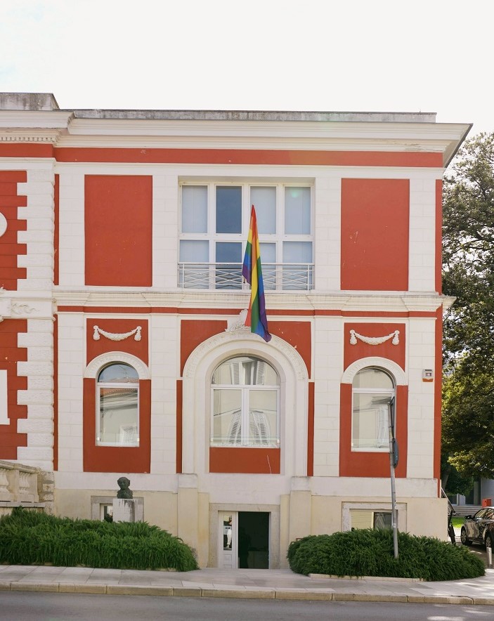 Zastava LGBT na pročelju Učilišta - Foto CGI