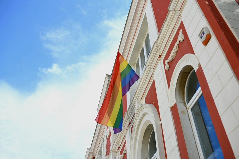 Zastava LGBT na pročelju Učilišta - Foto CGI