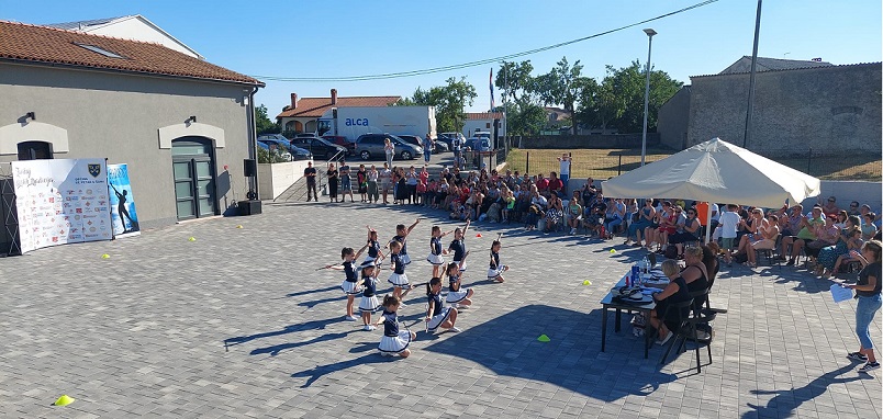 Foto Općina Sv. Petar u Šumi istarska palica mažoret