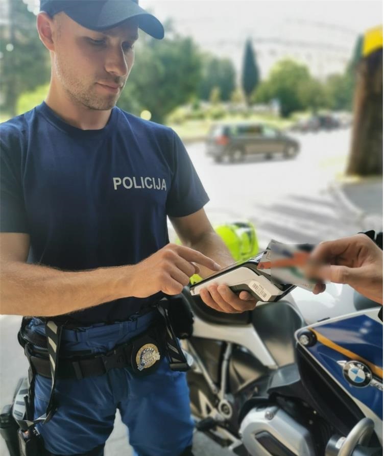 Foto MUP.hr policija pos uređaj