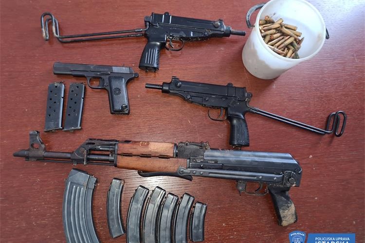 Foto Policijska uprava istarska pištolji puške oružje steljivo