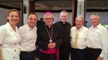 Milan Zgrablić treći slijeva, a novi župnik Pranjić četvrti slijeva - Foto Gordana Šušljik
