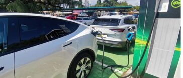 Električni automobili na punjaču u Poreču - Foto Tanja Kocijančić