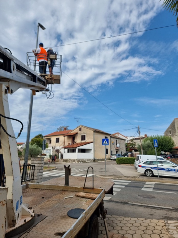 Postavljanje kamere za nadzor brzine u Funtani - Foto Tanja Kocijančić