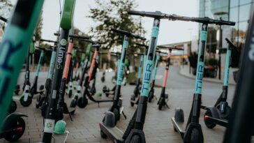 Photo Jonas Jacobsson za Unsplash - Ilustracija električni romobil