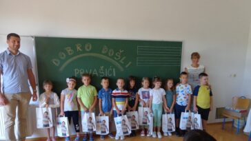 Prvašići u školi u Vižinadi