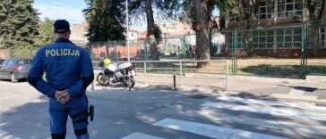 policija pješački prijelaz prometni policajac